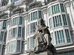 Calderon de la Barca, bekende toneelschrijver in Spaanse Gouden Eeuw, op Plaza Santa Ana in Barrio de las Letras in Madrid