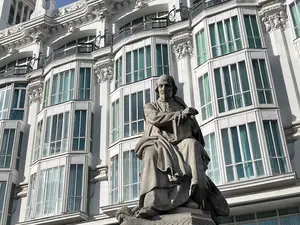 Calderon de la Barca, bekende toneelschrijver in Spaanse Gouden Eeuw, op Plaza Santa Ana in Barrio de las Letras in Madrid