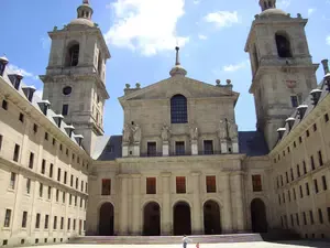 Koningsplein en basiliek in Klooster van El Escorial