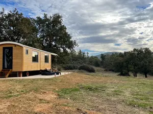Moderne pipowagen van Finca El Zorro Holandes in Extremadura