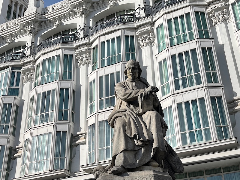 Calderon de la Barca, bekende toneelschrijver in Spaanse Gouden Eeuw, op Plaza Santa Ana in Barrio de las Letras in Madrid