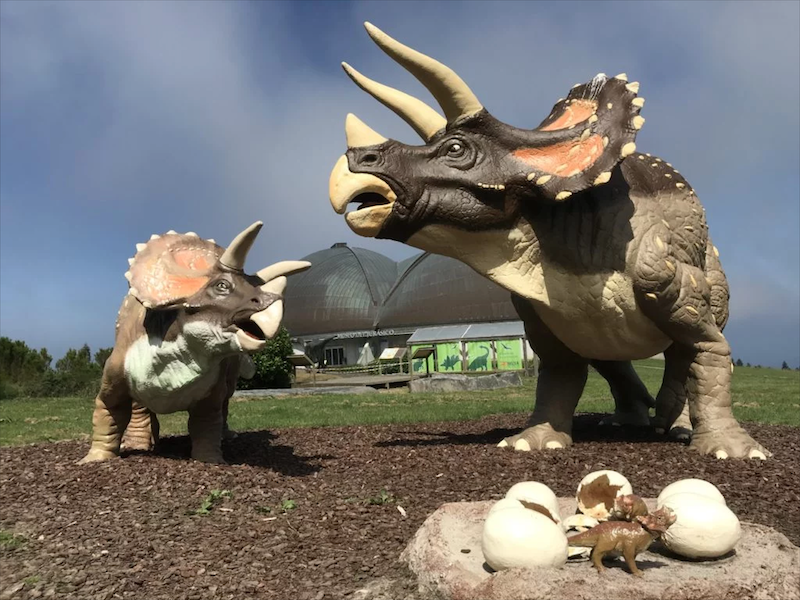 Nagebouwde dinosaurus in tuin van Dinosaurusmuseum van Asturië (Noord-Spanje)
