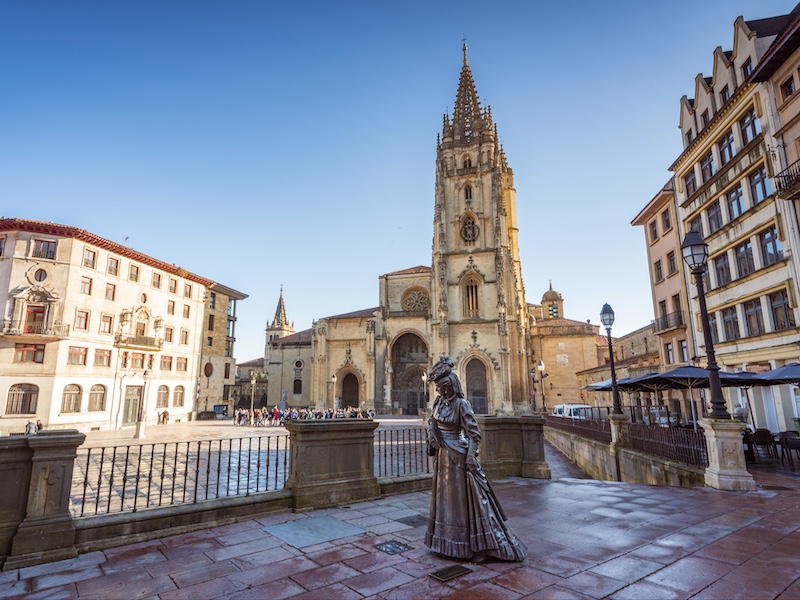 La Regenta en de kathedaal in Oviedo (Asturië, Noord-Spanje)