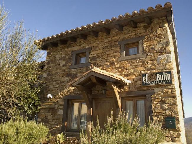 vakantiehuizen-el-bulin-de-horcajuelo-de-la-sierra-madrid-booking1.jpg