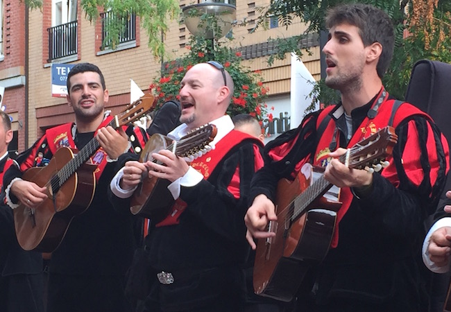 Drie Spaanse Romeo's geven al tokkelend een serenade tijdens het Spaanse muziekfestival in Eindhoven