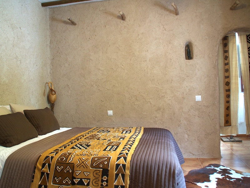 Afrikaans ingerichte kamer van Casa Valle de Oro in de bergen van Malaga