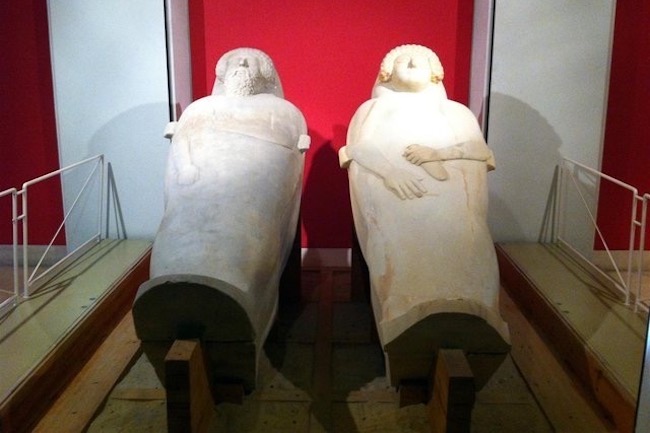 Fenicische sarcofagen in museum van Cádiz