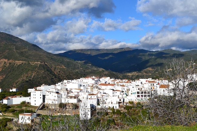 Wit bergdorp Istán in de Sierra de las Nieves (provincie Málaga, Andalusië)