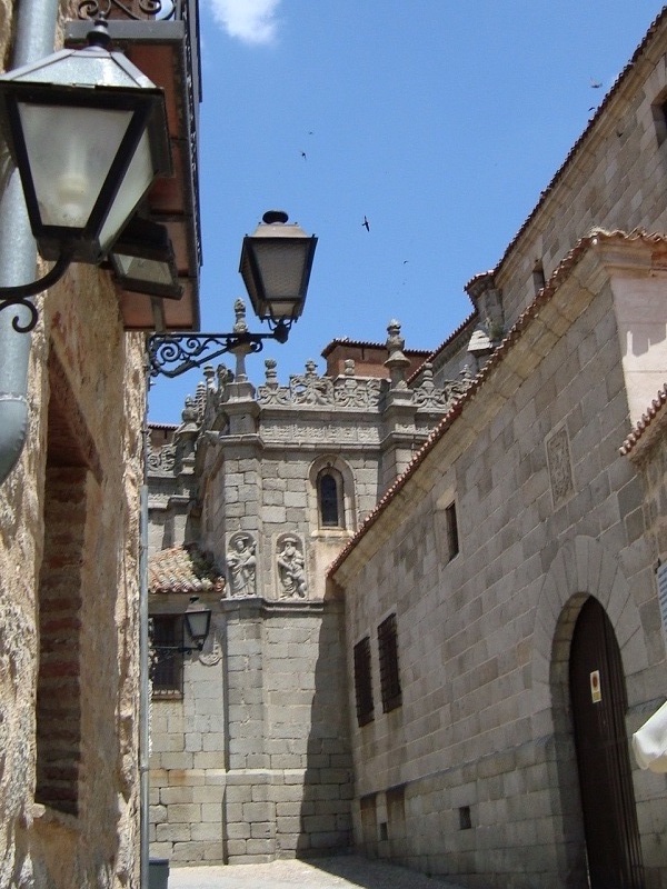 Pittoresk straatje bij kathedraal Ávila (Midden-Spanje)