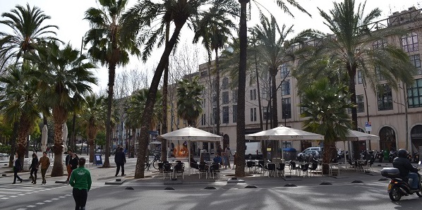 Een gezellig plein in Barcelona