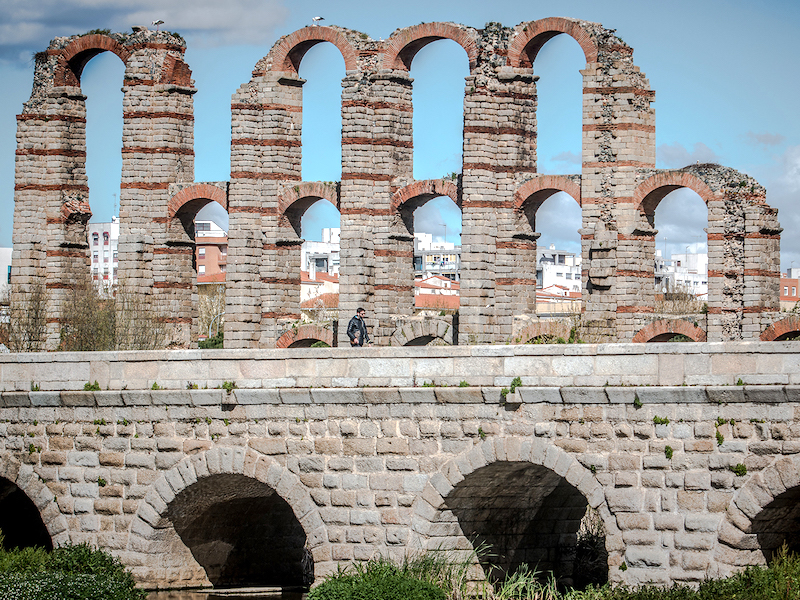 De Romeinse brug in Mérida met op de achtergrond het Milagros aquaduct
