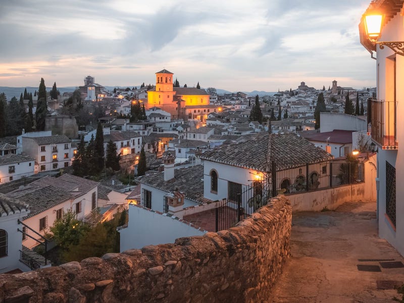 Prachtig uitzicht in avondschemering over de stad Granada