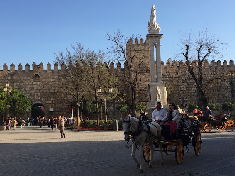 Buitenkant van Alcázar van Sevilla met poort naar Patio de la Banderas