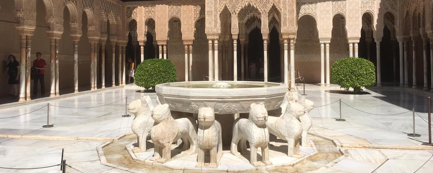 De leeuwenpatio in het Alhambra in Granada (Andalusië)