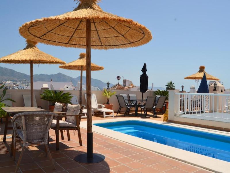Zwembad en zonneterras van appartementen van Villa Carabeo in Nerja