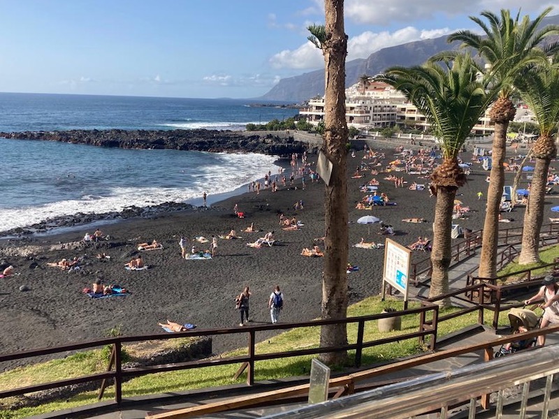 Playa la Arena strand in Puerto de Santiago op Tenerife