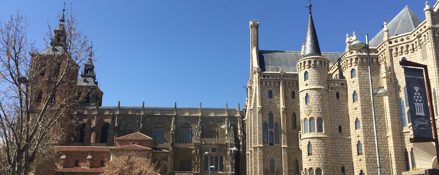 Kathedraal en Paleis van Gaudí in Astorga (Midden-Spanje)