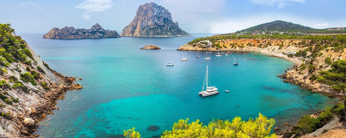 Een idyllische baai op Ibiza (Balearen) met hemelsblauw water