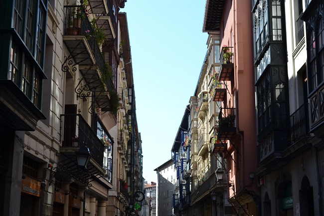 Balkon en erkers in de oude binnenstad van Bilbao (Baskenland, Noord Spanje)