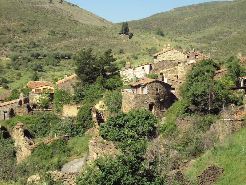 Patones de Arriba: verlaten bergdorp in regio Madrid dat nu bij Madrilenen populair is om te lunchen en wandelen