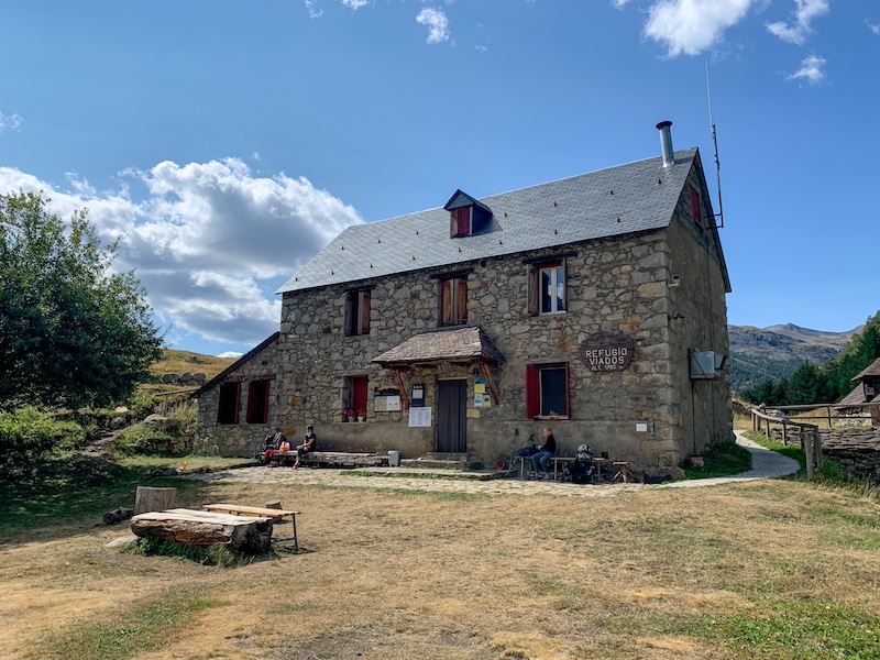 Berghut tijdens huttentocht rond Pico de Posets in Spaanse Pyreneeën