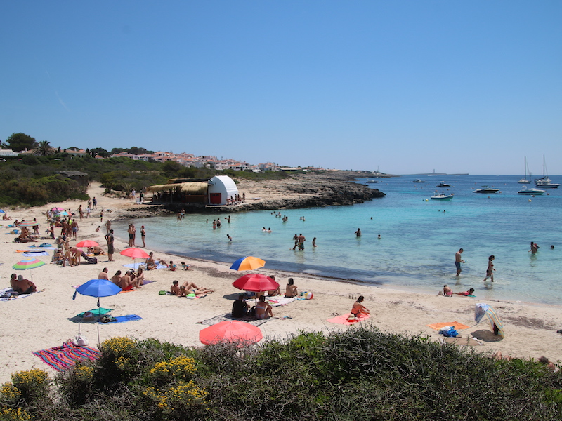 Rustige baai met ondiep water en zacht zandstrand op Menorca
