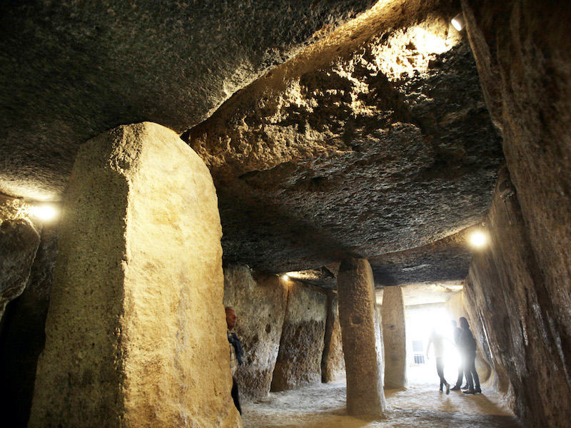 Binnenkant dolmen van Menga bij Antequera (Málaga, Andalusië)