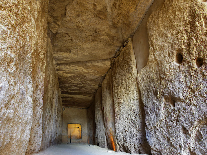 Binnenkant dolmen van Viera bij Antequera (Málaga, Andalusië)