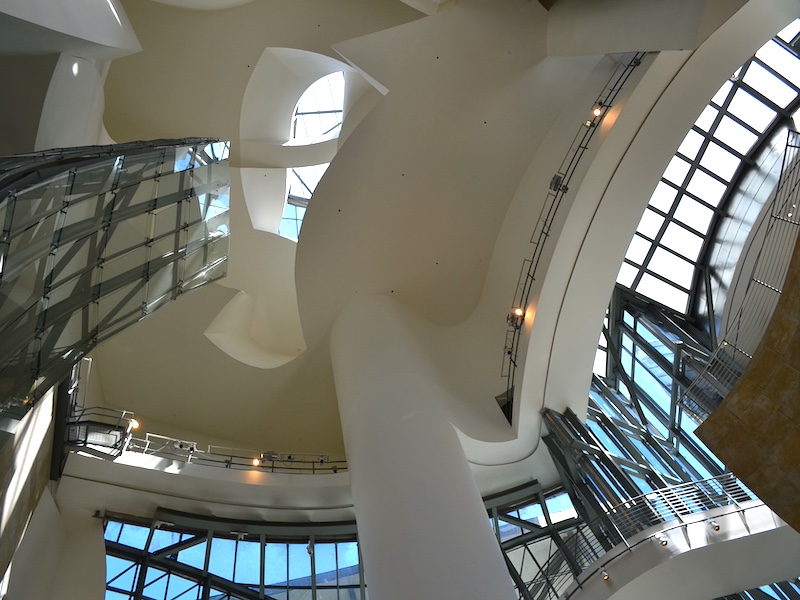 De binnenkant van het Güggenheim museum in Bilbao (Noord-Spanje)