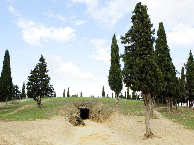 Ingang dolmen van El Romeral bij Antequera (Málaga, Andalusië)