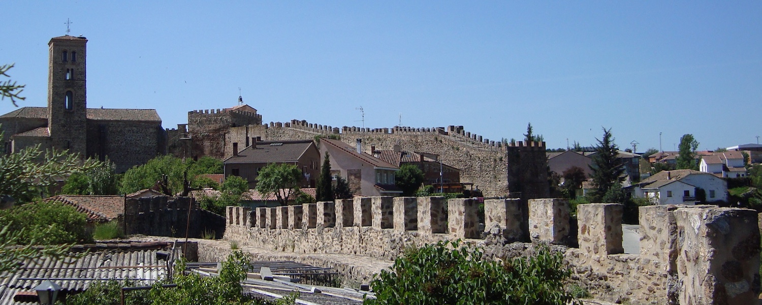 Ommuurde Middeleeuwse plaats Buitrago de Lozoya in Madrid (Midden-Spanje)
