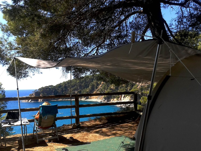 Uitzicht op zee vanaf camping Cala Llevado aan de Costa Brava in Spanje