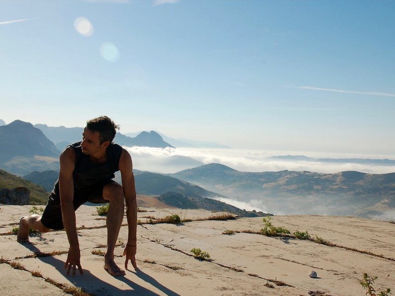 Yoga in natuurpark El Torcal met Joost van Casa Valle de Oro