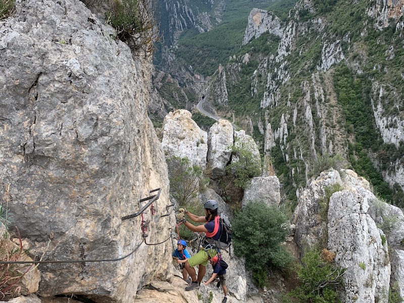 Klimmen op een Via Ferrata in de Spaanse Pyreneeën