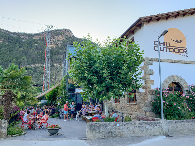 Chill-Outdoor Café in Perarrúa (in de Pyreneeën van Aragón)