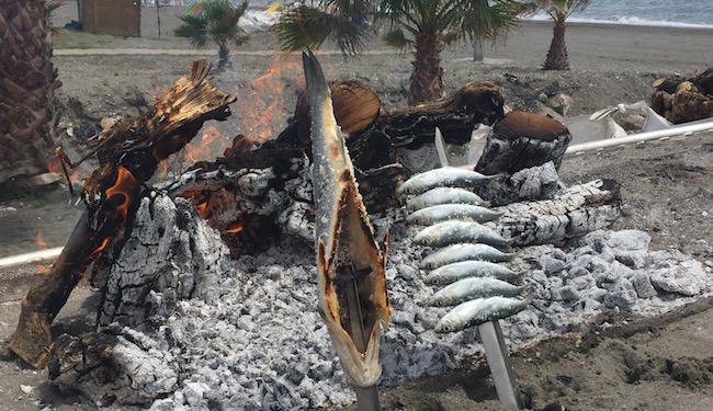 vis aan spies bij Chiringuito aan strand van Torrox (Zuid Spanje)