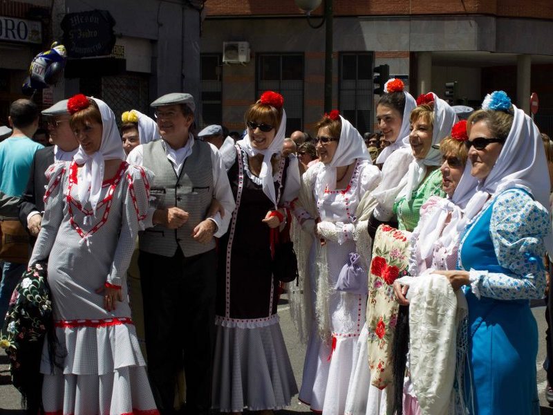 Madrilenen in chulapos/chulapas, de traditionele klederdracht voor  het gewone volk, tijdens het San Isidro feest in Madrid