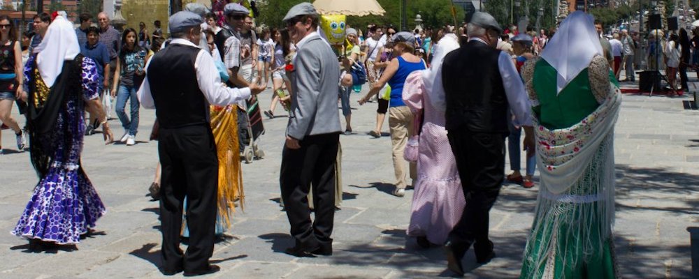 Chulapos en chulapas tijdens het San Isidro feest in Madrid