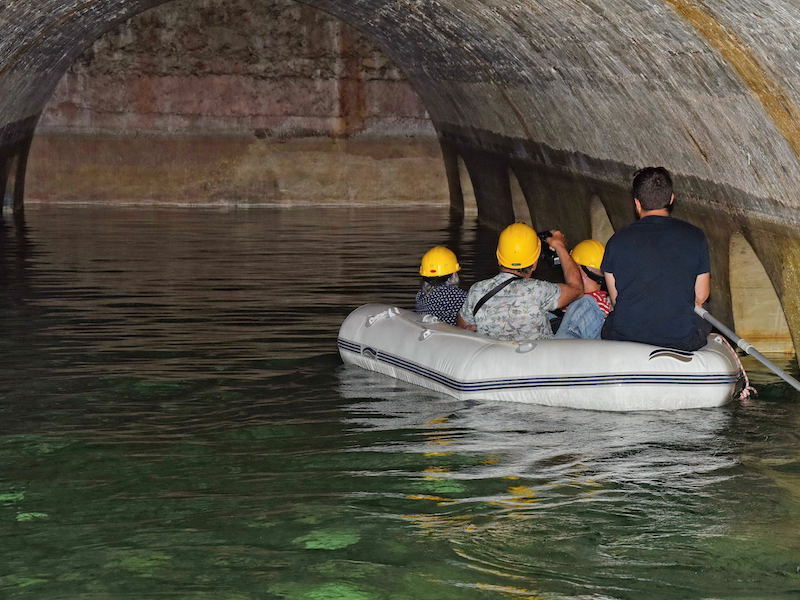 Met bootje door tunnels van Sant Ferran kasteel in Figueres - Foto: Les Fortaleses Catalanes