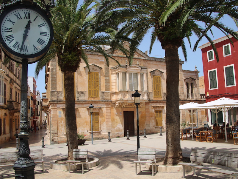 Gezellig pleintje in Ciutadella (Menorca, Balearen) - Foto: VakantieMetKinderen