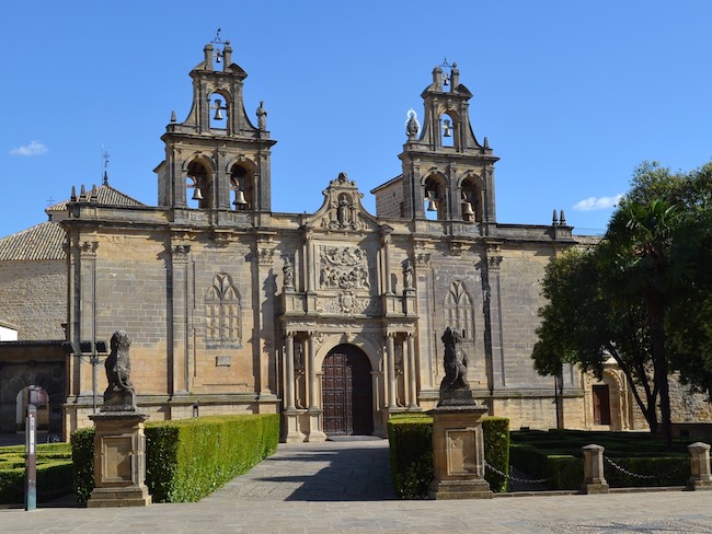 Colegiata van Santa Maria de los Reales Alcazares aan Juan Vazquez de Molina plein in Ubeda (Andalusië)