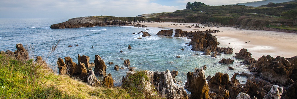 Zandstrand in beschutte baai aan Costa Verde in Asturië - Foto: Alfonso Suarez