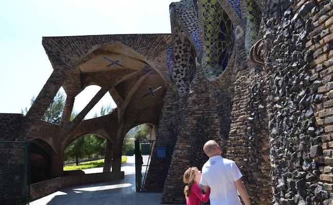 Crypte van Gaudi buiten Barcelona