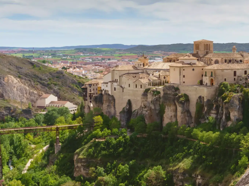 Aan ravijn gelegen Middeleeuwse stad Cuenca in hart van Spanje