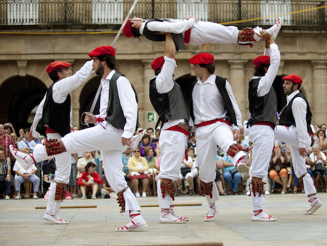 Baskische dansers tijdens de Semana Grande in Bilbao