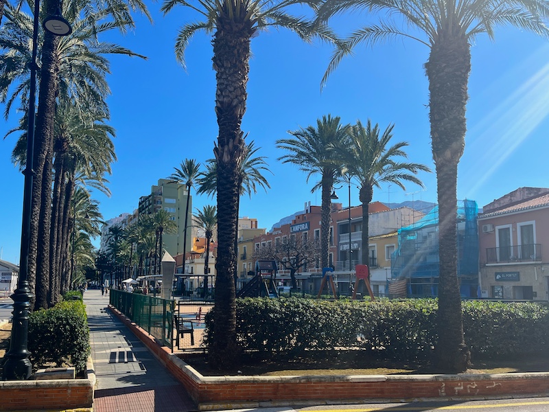 Esplanada de Cervantes boulevard bij de jachthaven van Dénia