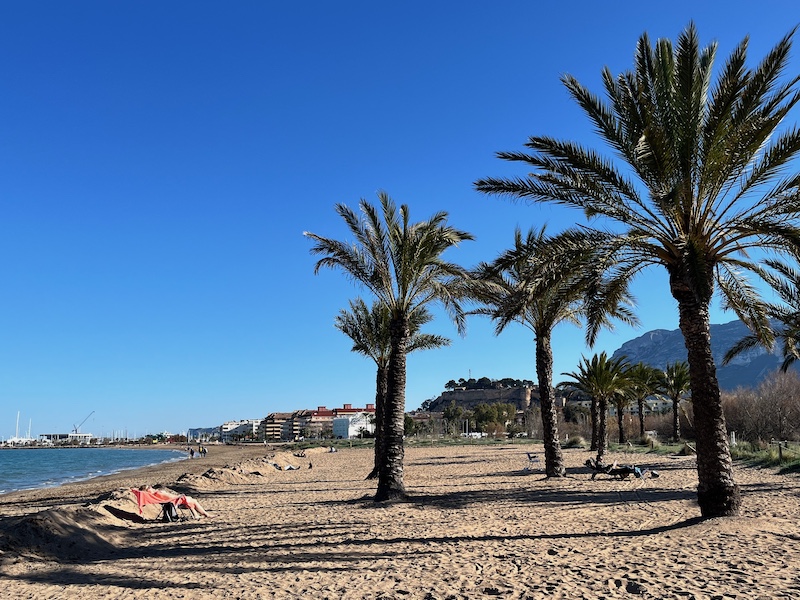 Oasis strand in Dénia met kasteel op achtergrond