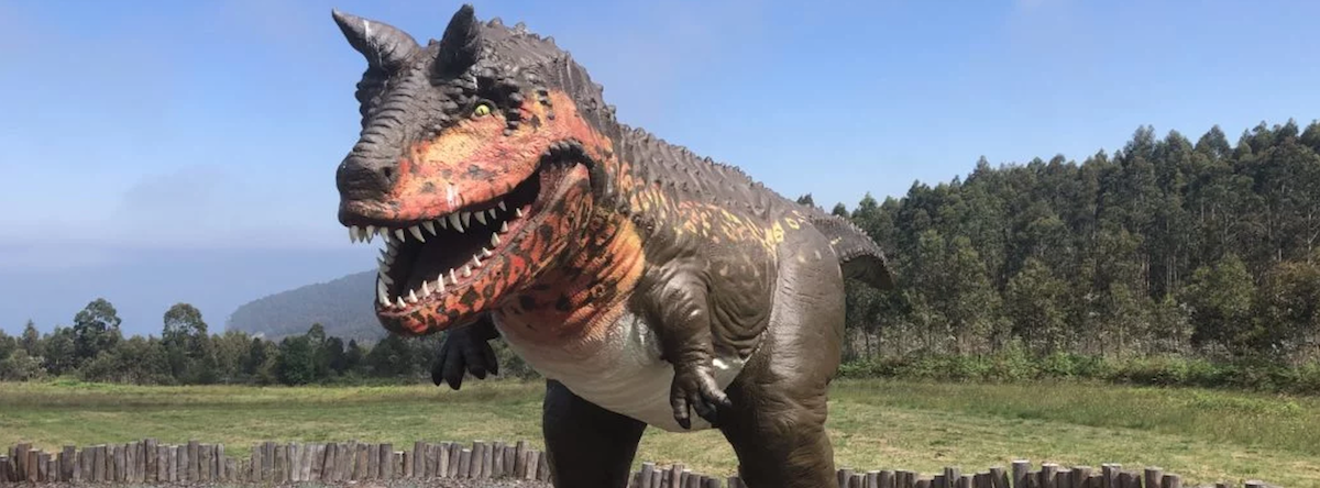 Nagebouwde dinosaurus aan de Dinosauruskust van Asturië (Noord-Spanje)