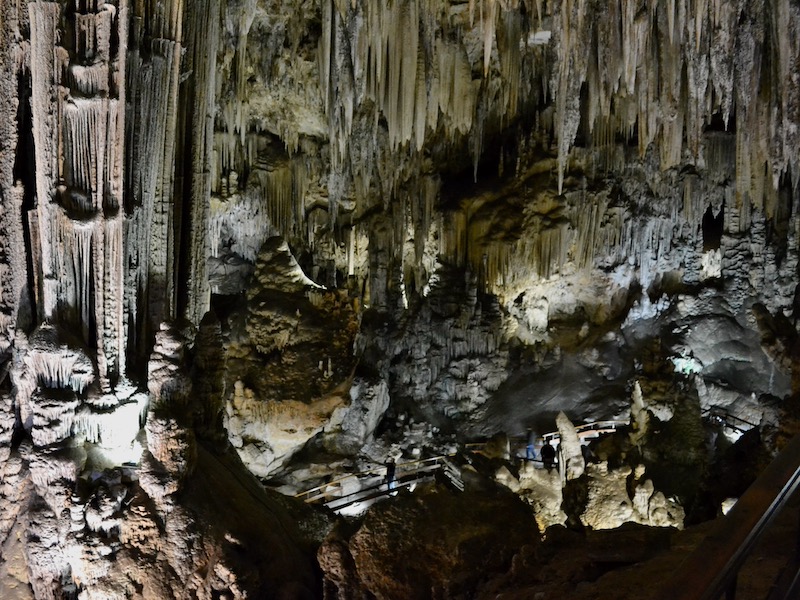 Enorme stalagmieten en stalactieten in de druipsteengrot van Nerja