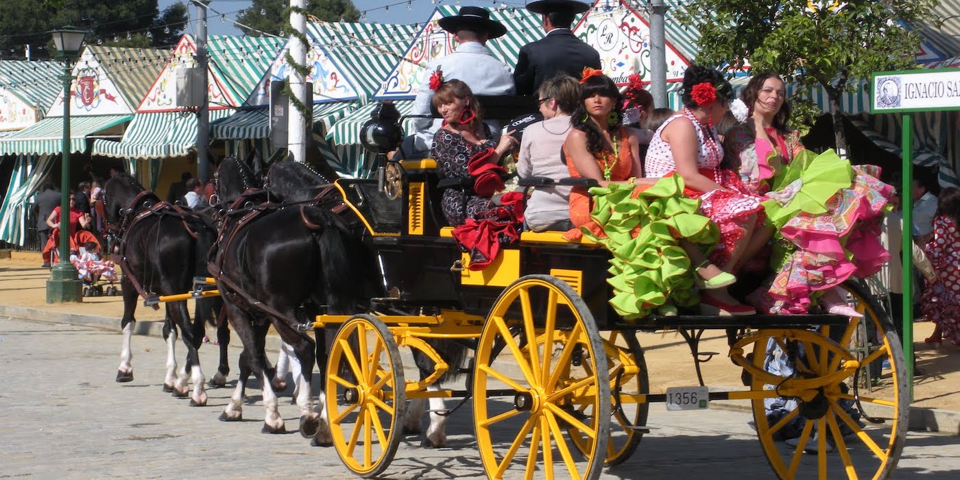 Mensen in klederdracht tijdens de Feria de Abril in Sevilla (Andalusië)